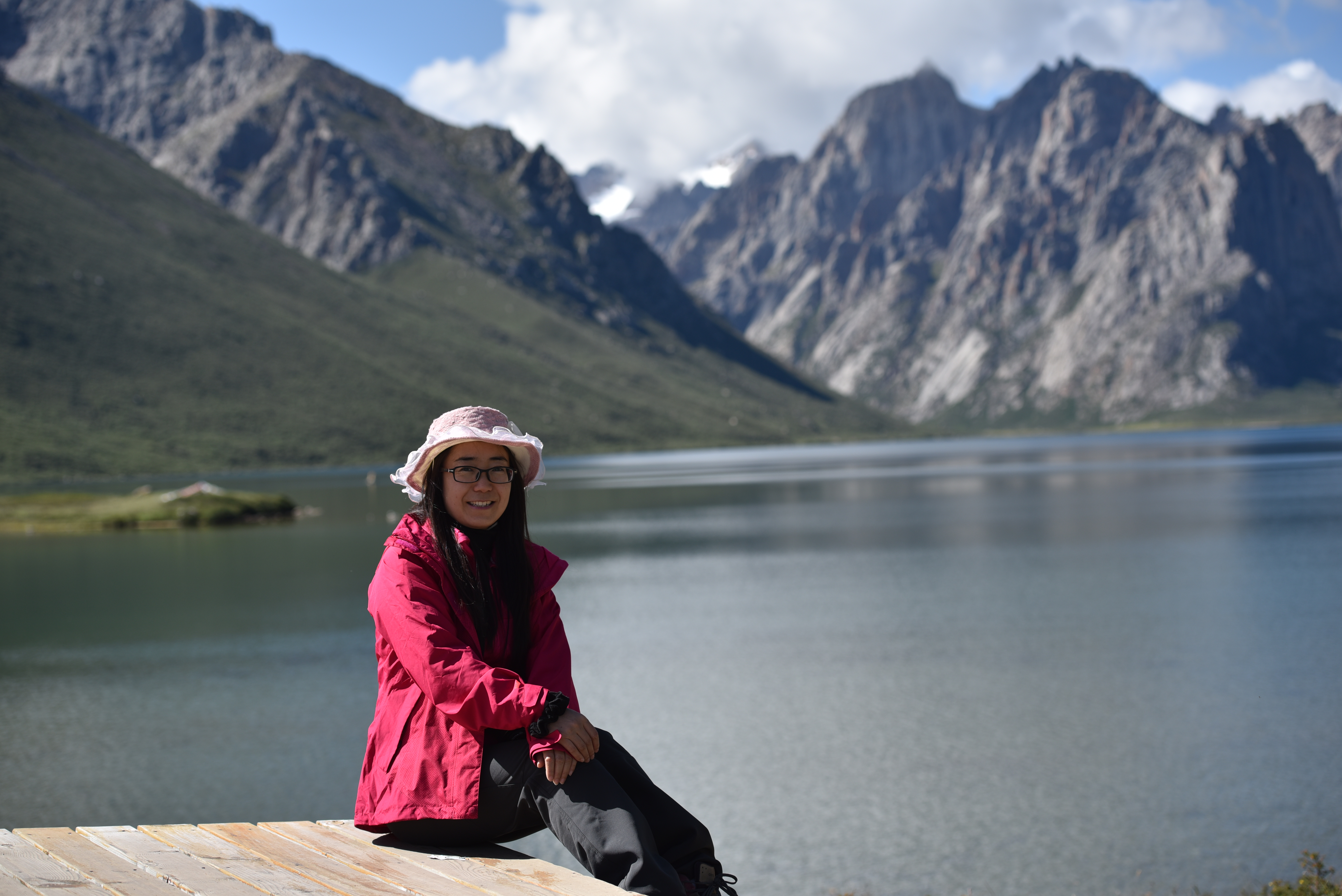Linghong at Lake